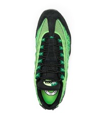 grüne Sportschuhe von Nike