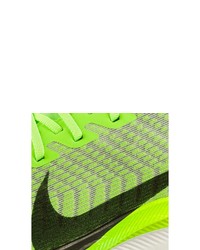 grüne Sportschuhe von Nike