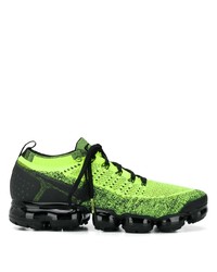 grüne Sportschuhe von Nike