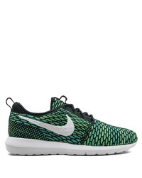 grüne Sportschuhe von Nike