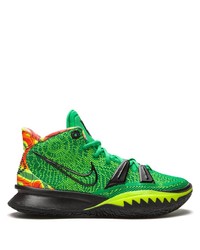 grüne Sportschuhe von Nike