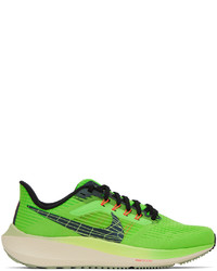 grüne Sportschuhe von Nike