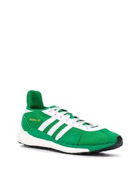 grüne Sportschuhe von adidas