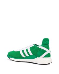 grüne Sportschuhe von adidas