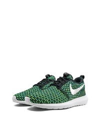 grüne Sportschuhe von Nike