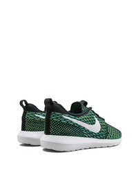 grüne Sportschuhe von Nike