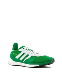 grüne Sportschuhe von adidas