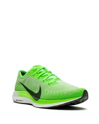 grüne Sportschuhe von Nike