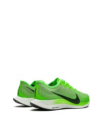 grüne Sportschuhe von Nike