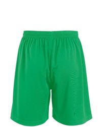 grüne Sportshorts von SOLS