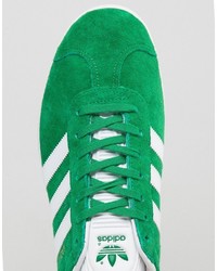 grüne Turnschuhe von adidas