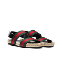 grüne und rote Sandalen von Gucci