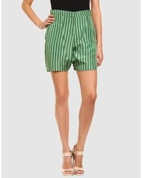 grüne vertikal gestreifte Shorts