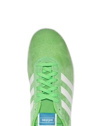 grüne Wildleder niedrige Sneakers von adidas