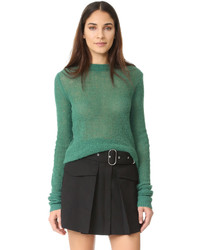 grüner flauschiger Pullover mit einem Rundhalsausschnitt