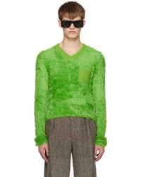 grüner flauschiger Pullover mit einem Rundhalsausschnitt