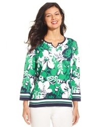 grüner Pullover mit Blumenmuster
