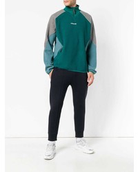 grüner Pullover mit einem Reißverschluss am Kragen von adidas