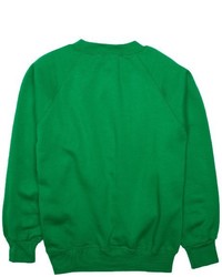 grüner Pullover mit einem Rundhalsausschnitt