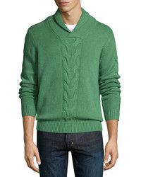 grüner Pullover mit einem Schalkragen