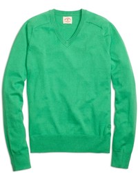grüner Pullover mit einem V-Ausschnitt