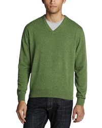 grüner Pullover mit einem V-Ausschnitt von Alan Paine
