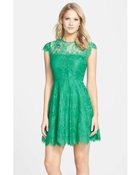 grünes ausgestelltes Kleid aus Spitze