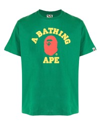 grünes bedrucktes T-Shirt mit einem Rundhalsausschnitt von A Bathing Ape