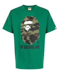 grünes bedrucktes T-Shirt mit einem Rundhalsausschnitt von A Bathing Ape