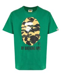 grünes bedrucktes T-Shirt mit einem Rundhalsausschnitt von A Bathing Ape