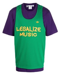 grünes bedrucktes T-Shirt mit einem Rundhalsausschnitt von adidas