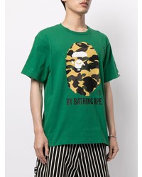 grünes bedrucktes T-Shirt mit einem Rundhalsausschnitt von A Bathing Ape