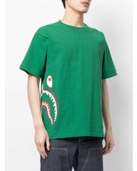 grünes bedrucktes T-Shirt mit einem Rundhalsausschnitt von A Bathing Ape