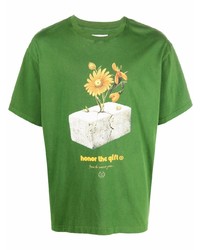 grünes bedrucktes T-Shirt mit einem Rundhalsausschnitt von HONOR THE GIFT