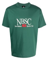 grünes bedrucktes T-Shirt mit einem Rundhalsausschnitt von New Balance