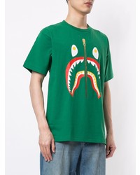 grünes bedrucktes T-Shirt mit einem Rundhalsausschnitt von A Bathing Ape