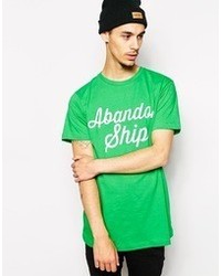 grünes bedrucktes T-Shirt mit einem Rundhalsausschnitt