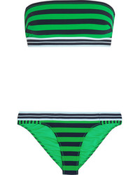 grünes horizontal gestreiftes Bikinioberteil