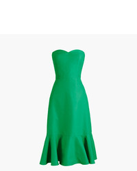grünes Kleid mit Rüschen