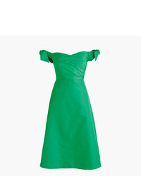 grünes schulterfreies Kleid