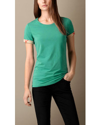 grünes T-Shirt mit einem Rundhalsausschnitt