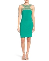 grünes verziertes figurbetontes Kleid