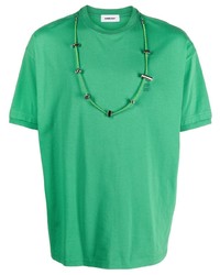 grünes verziertes T-Shirt mit einem Rundhalsausschnitt