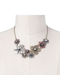 Halskette mit Blumenmuster