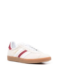 hellbeige bedruckte Leder niedrige Sneakers von adidas