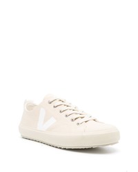 hellbeige bedruckte niedrige Sneakers von Veja