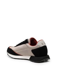 hellbeige bedruckte niedrige Sneakers von Armani Exchange