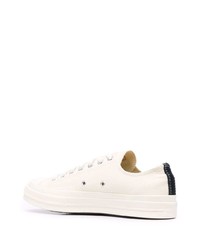 hellbeige bedruckte Segeltuch niedrige Sneakers von COMME DES GARÇONS PLAY X CONVERSE