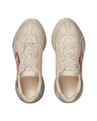 hellbeige bedruckte Sportschuhe von Gucci