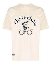 hellbeige bedrucktes T-Shirt mit einem Rundhalsausschnitt von Chocoolate